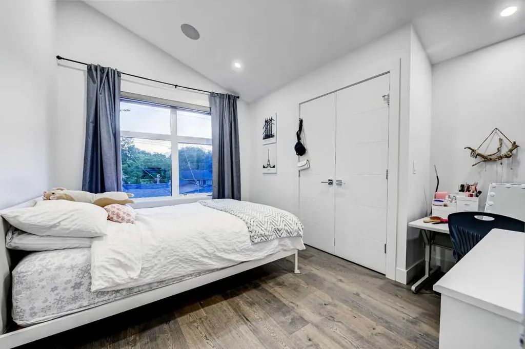 619 36 Street SW Calgary AB T3C 1R1