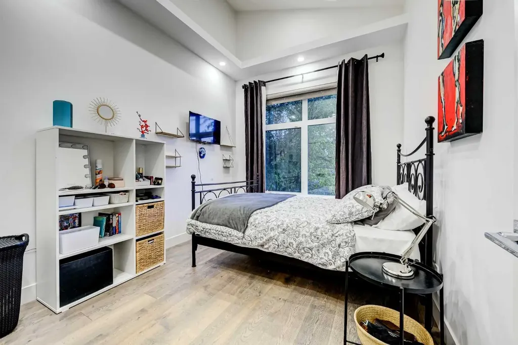 619 36 Street SW Calgary AB T3C 1R1