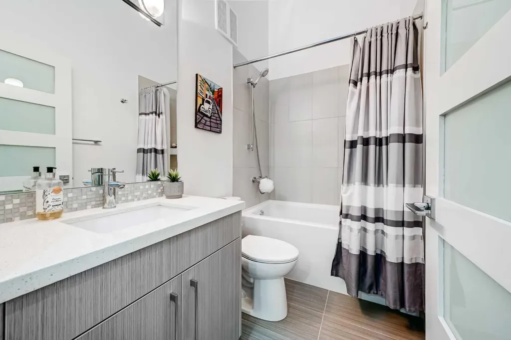 619 36 Street SW Calgary AB T3C 1R1
