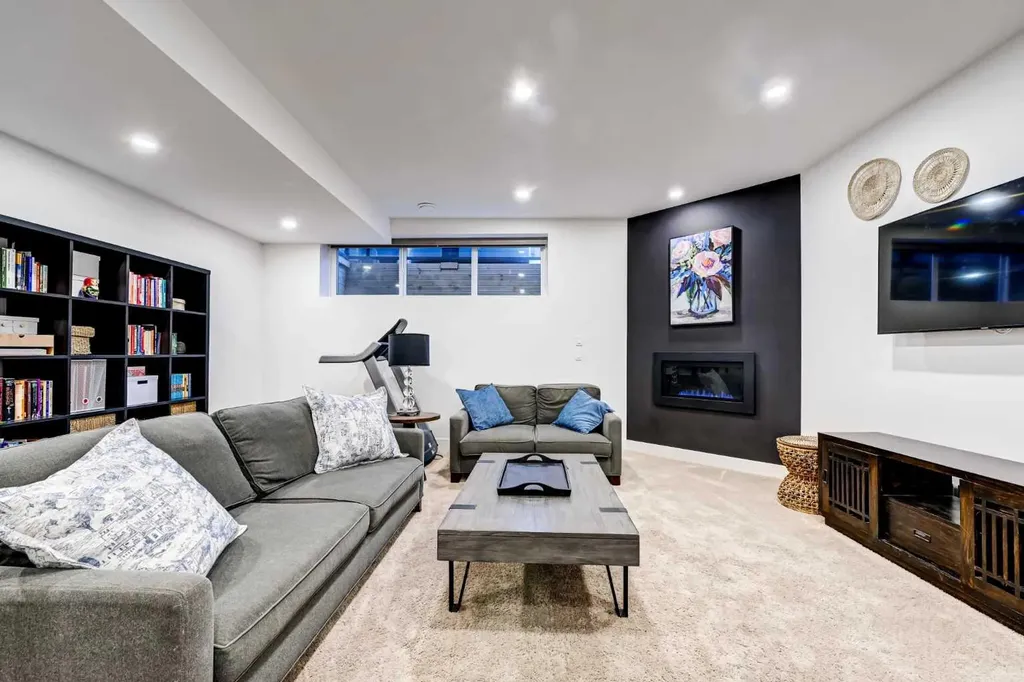 619 36 Street SW Calgary AB T3C 1R1