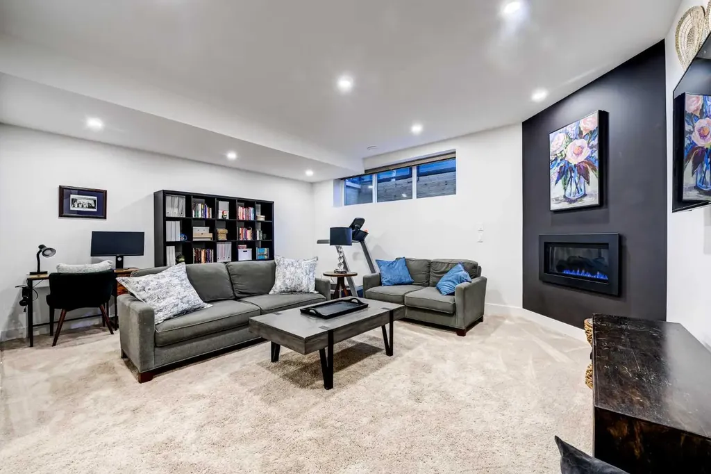 619 36 Street SW Calgary AB T3C 1R1