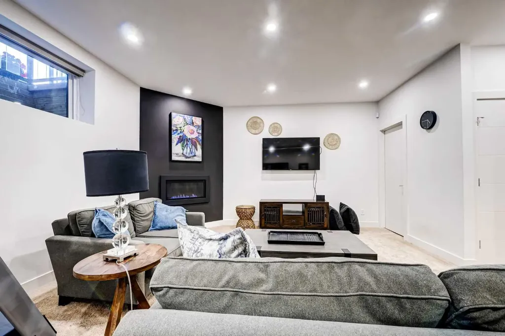 619 36 Street SW Calgary AB T3C 1R1