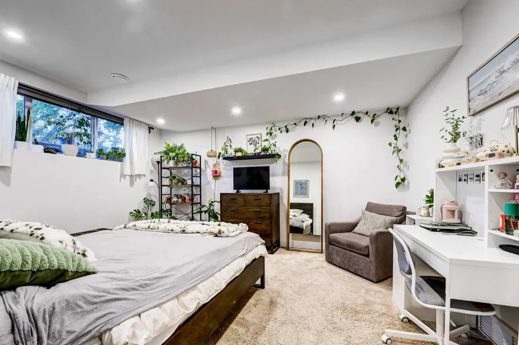 619 36 Street SW Calgary AB T3C 1R1