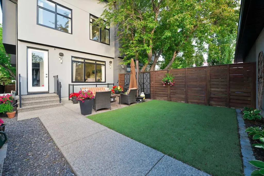 619 36 Street SW Calgary AB T3C 1R1