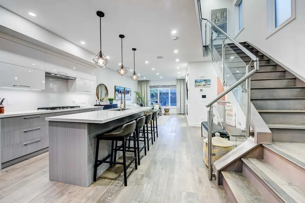 619 36 Street SW Calgary AB T3C 1R1