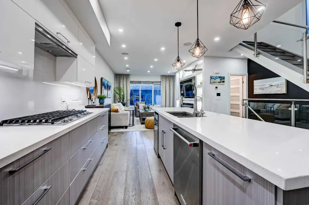 619 36 Street SW Calgary AB T3C 1R1