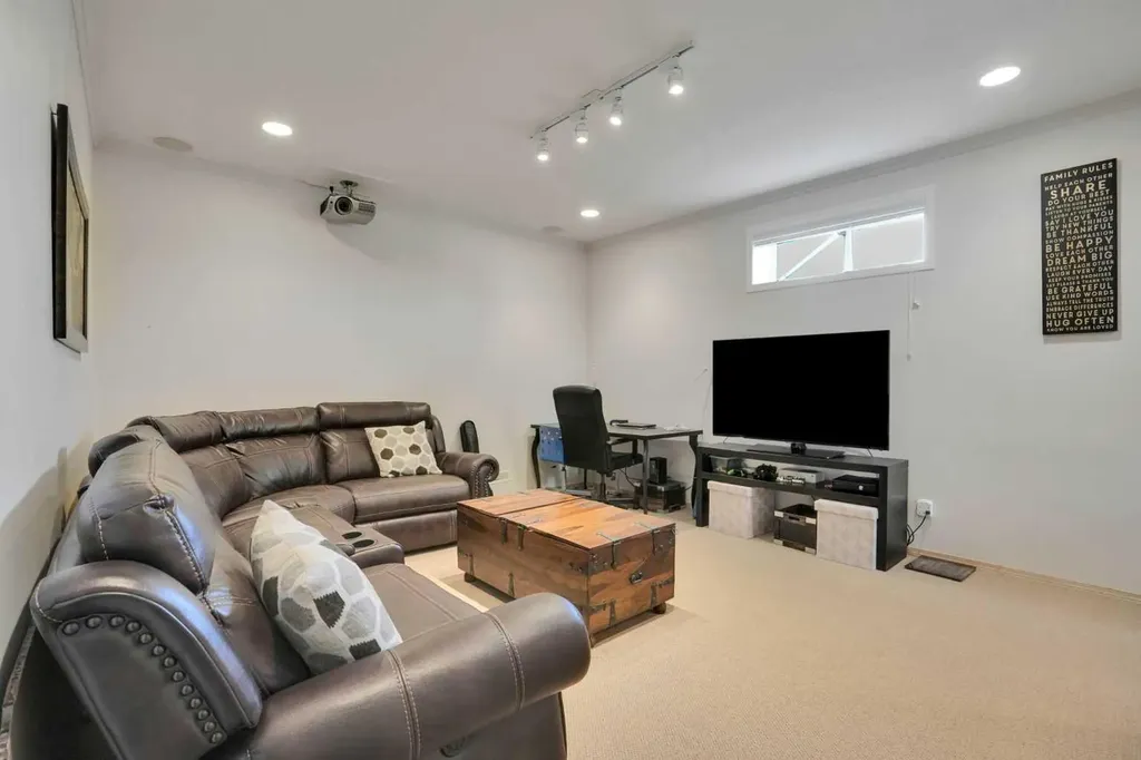6 Discovery Woods Villas SW Calgary AB T3H 5A6
