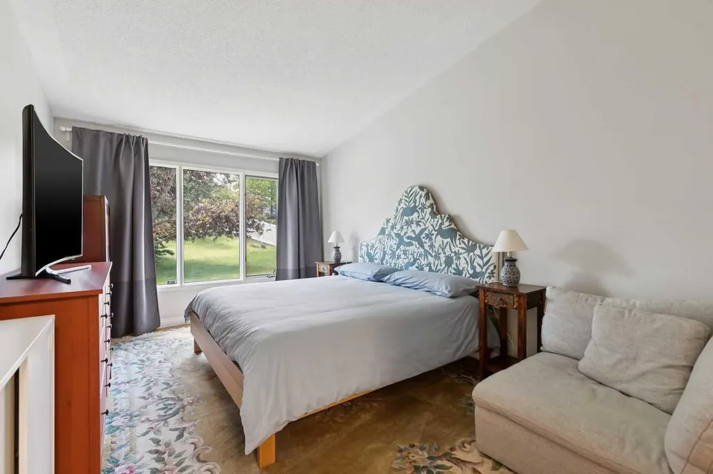 131 Shawnee Manor SW Calgary AB T2Y1W7