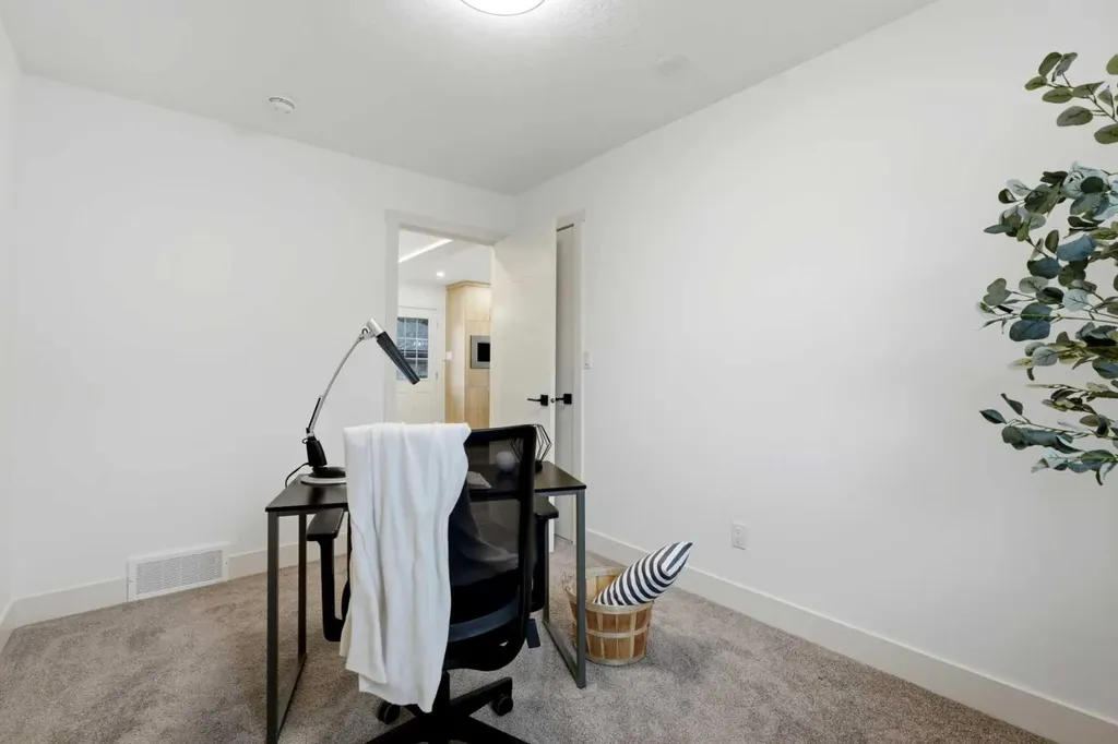 908 Stonehaven Road SW Calgary AB T2W 0P6