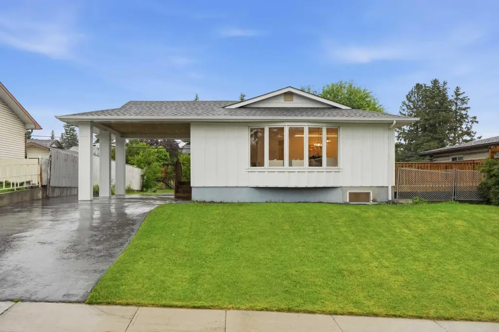 908 Stonehaven Road SW Calgary AB T2W 0P6