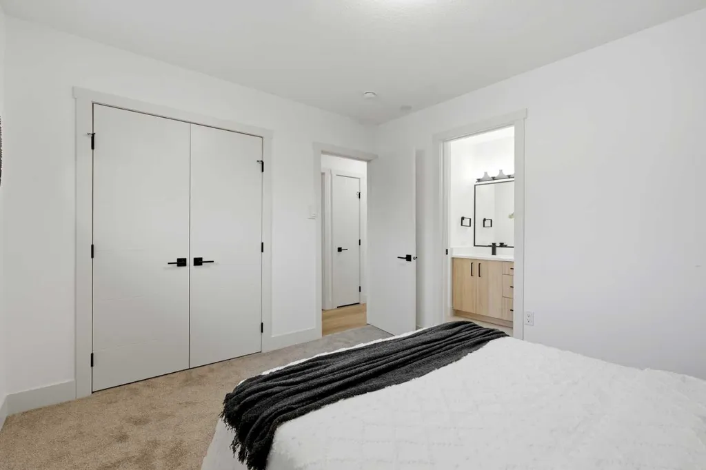 908 Stonehaven Road SW Calgary AB T2W 0P6