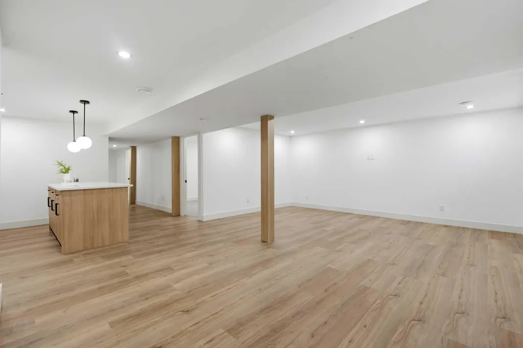 908 Stonehaven Road SW Calgary AB T2W 0P6