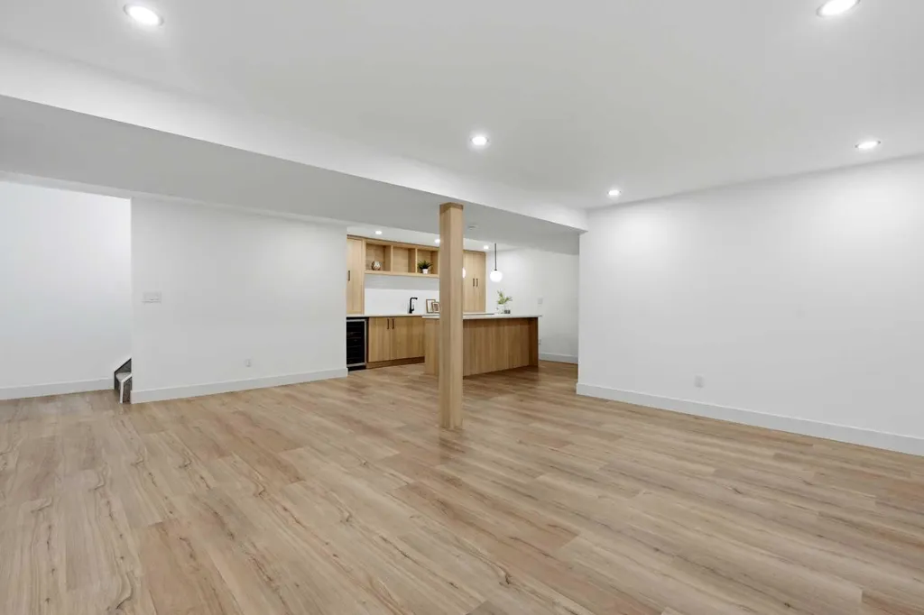 908 Stonehaven Road SW Calgary AB T2W 0P6