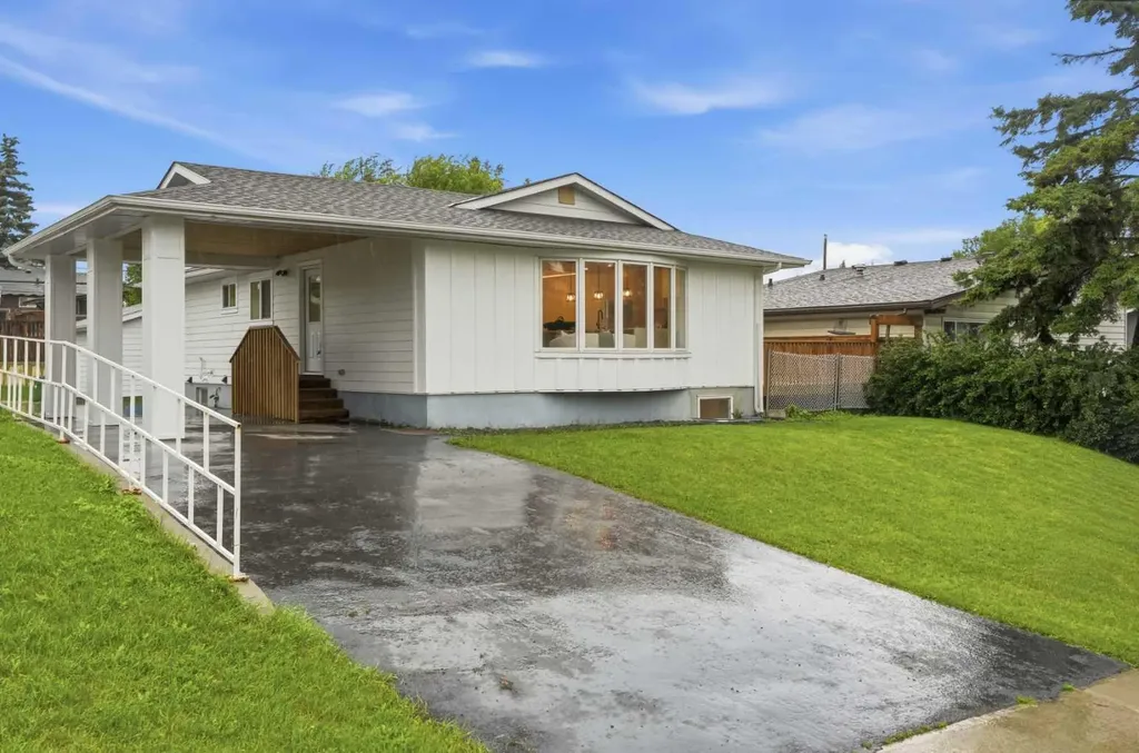 908 Stonehaven Road SW Calgary AB T2W 0P6