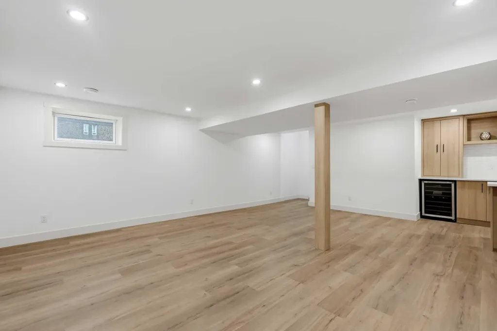 908 Stonehaven Road SW Calgary AB T2W 0P6