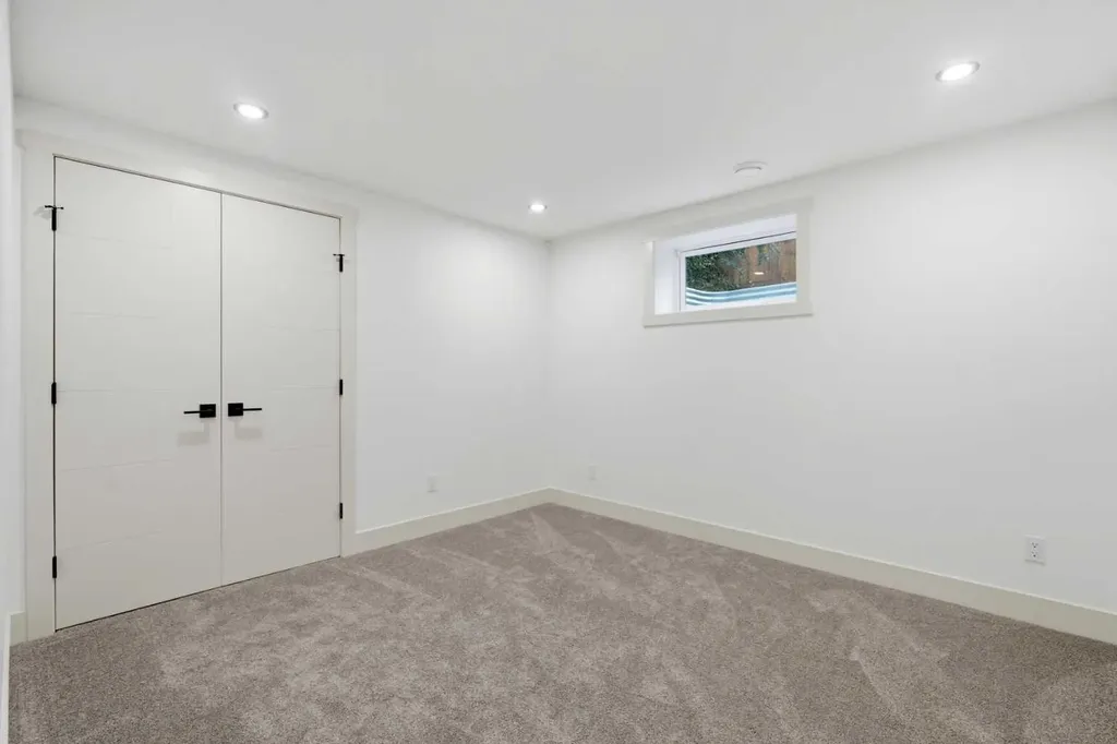 908 Stonehaven Road SW Calgary AB T2W 0P6
