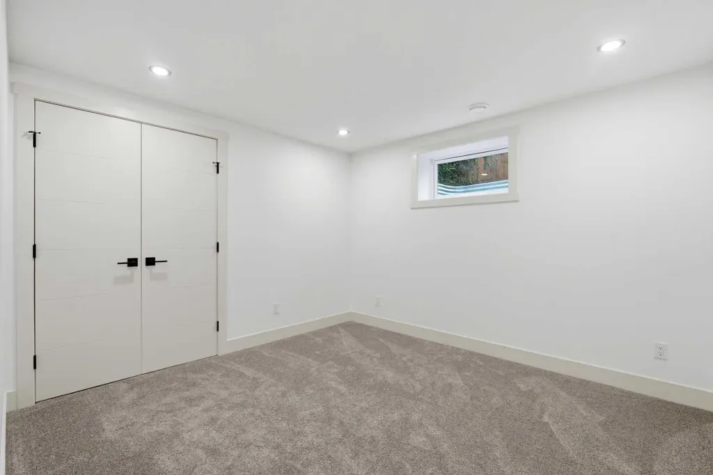 908 Stonehaven Road SW Calgary AB T2W 0P6