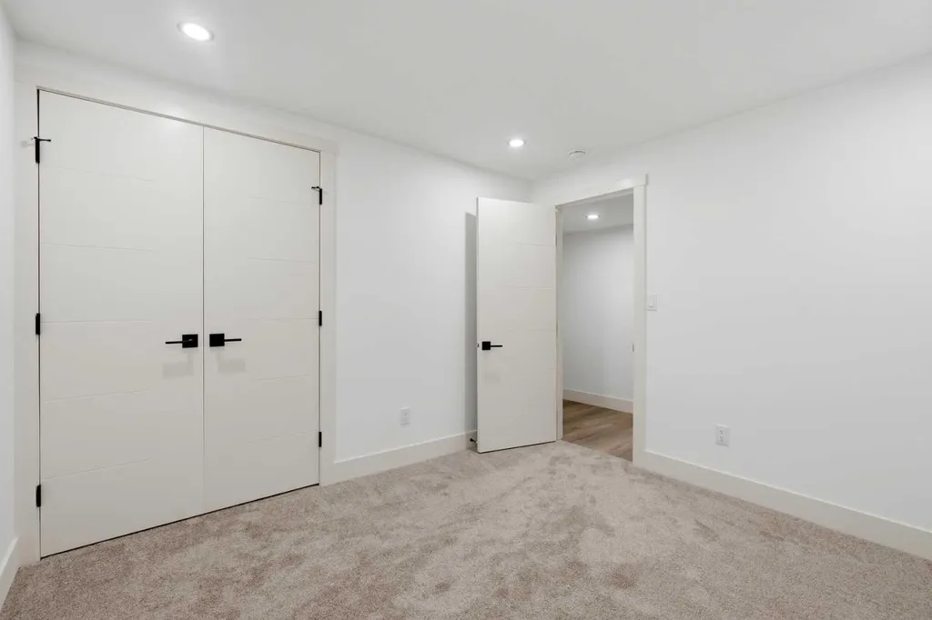 908 Stonehaven Road SW Calgary AB T2W 0P6