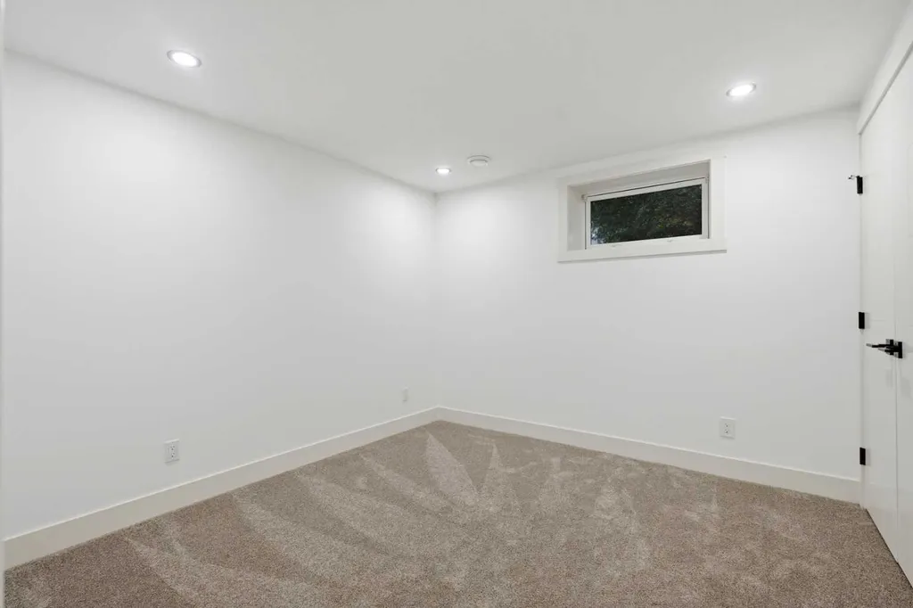 908 Stonehaven Road SW Calgary AB T2W 0P6