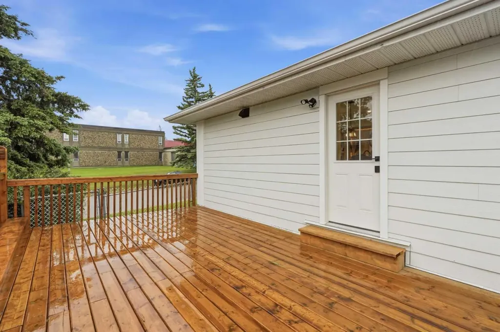 908 Stonehaven Road SW Calgary AB T2W 0P6