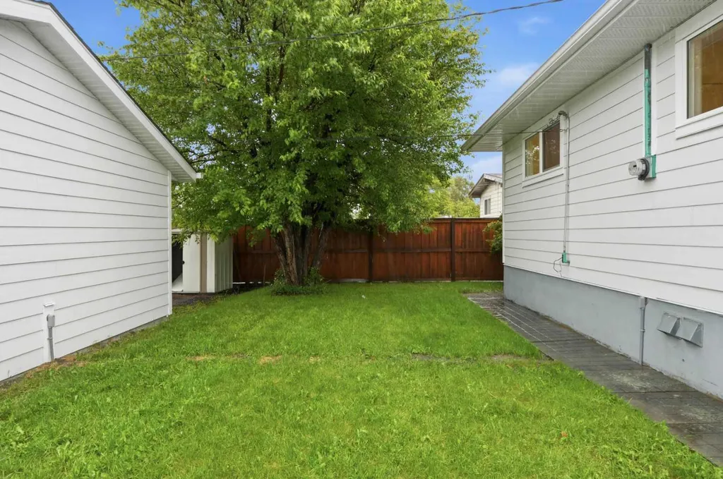 908 Stonehaven Road SW Calgary AB T2W 0P6