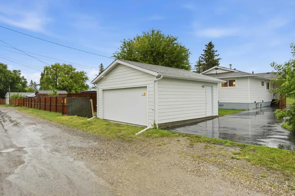 908 Stonehaven Road SW Calgary AB T2W 0P6