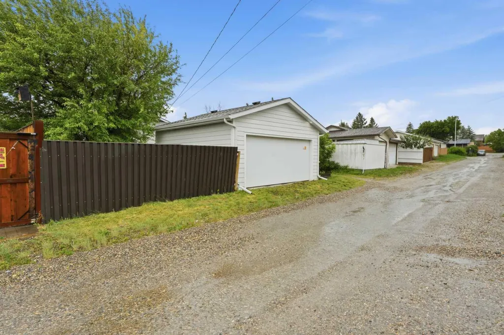 908 Stonehaven Road SW Calgary AB T2W 0P6