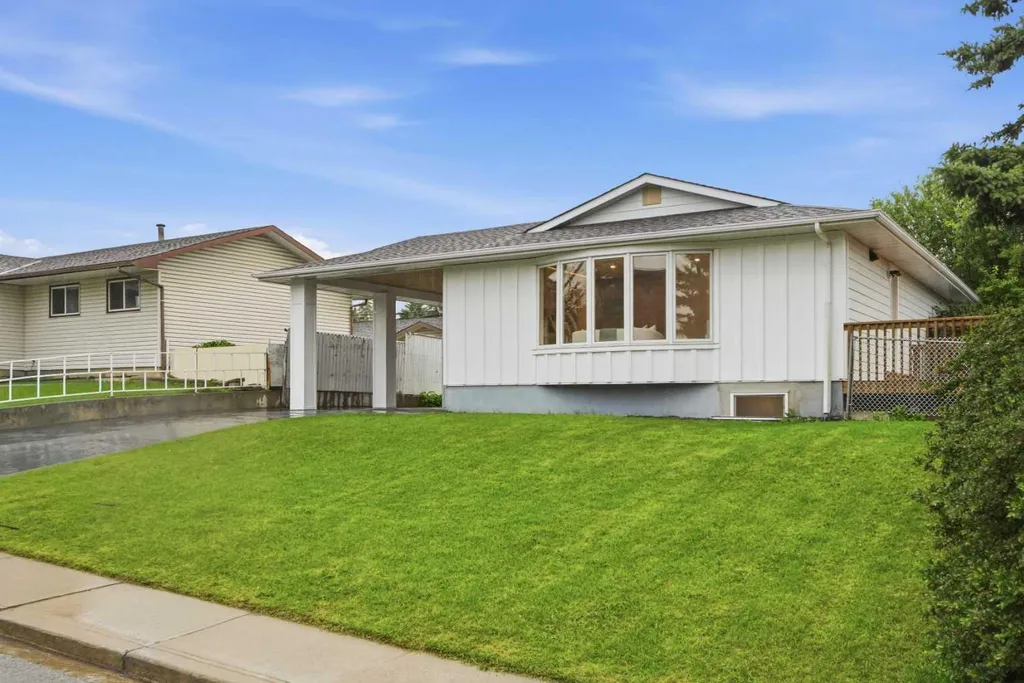 908 Stonehaven Road SW Calgary AB T2W 0P6