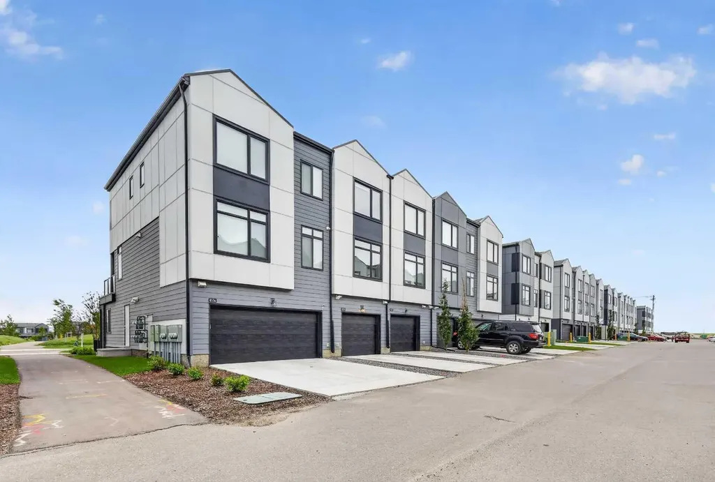 8554 19 Avenue SE Calgary AB T2A 7W8