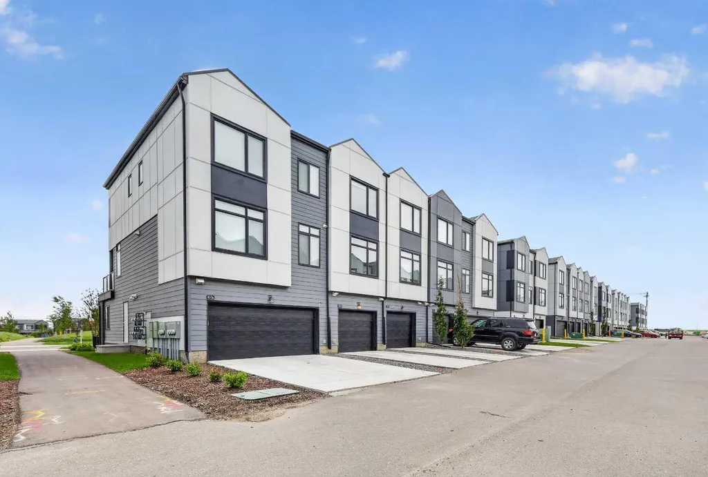 8554 19 Avenue SE Calgary AB T2A 7W8
