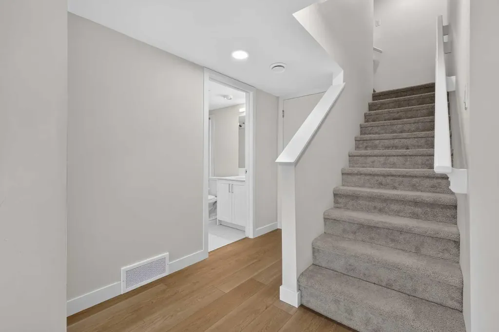 8554 19 Avenue SE Calgary AB T2A 7W8