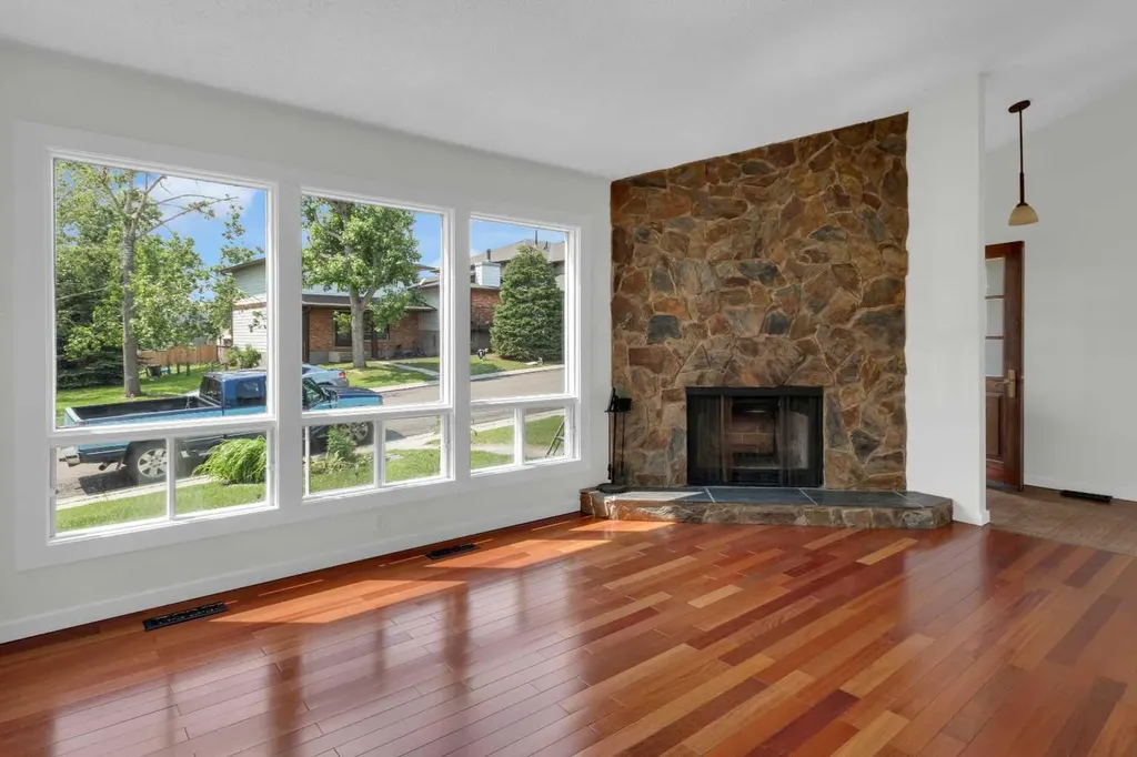 26 Edgewood Drive NW Calgary AB T3A 2T4