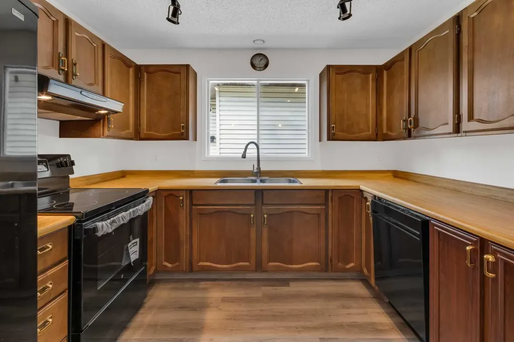 26 Edgewood Drive NW Calgary AB T3A 2T4