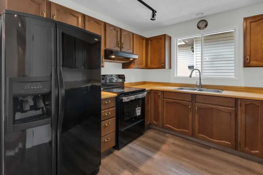 26 Edgewood Drive NW Calgary AB T3A 2T4
