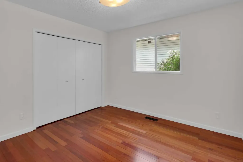 26 Edgewood Drive NW Calgary AB T3A 2T4