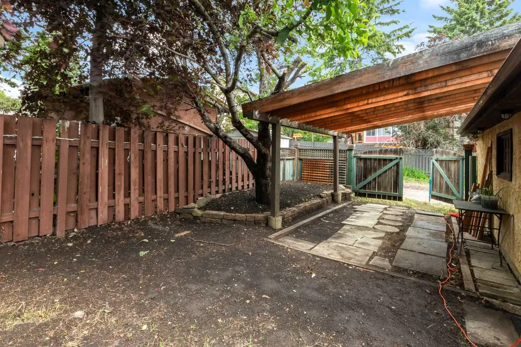 26 Edgewood Drive NW Calgary AB T3A 2T4