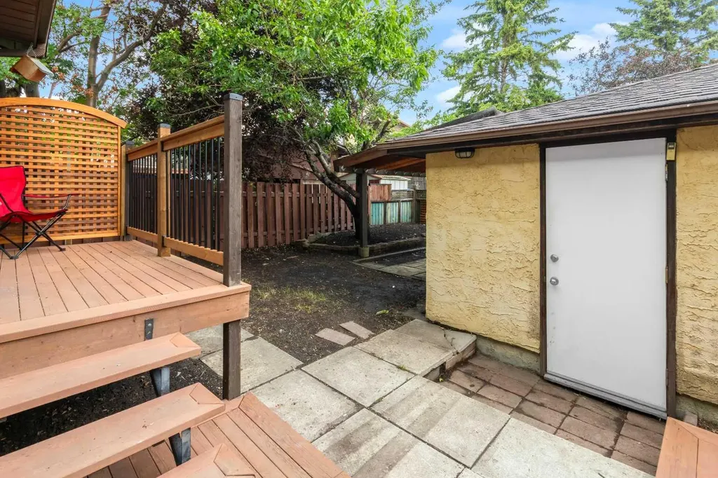 26 Edgewood Drive NW Calgary AB T3A 2T4