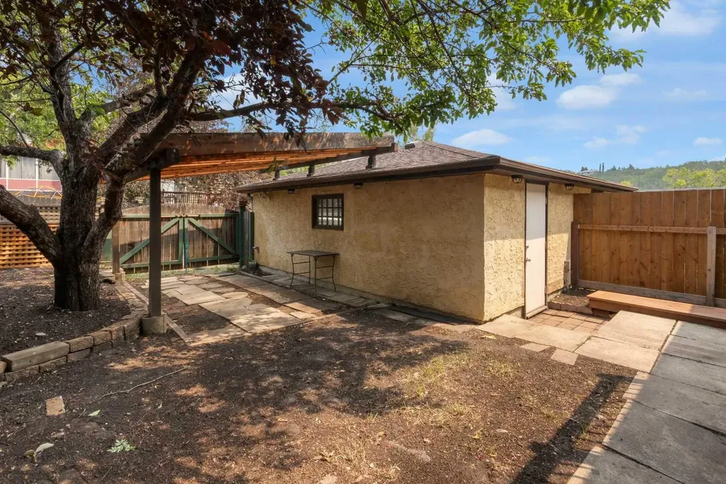 26 Edgewood Drive NW Calgary AB T3A 2T4