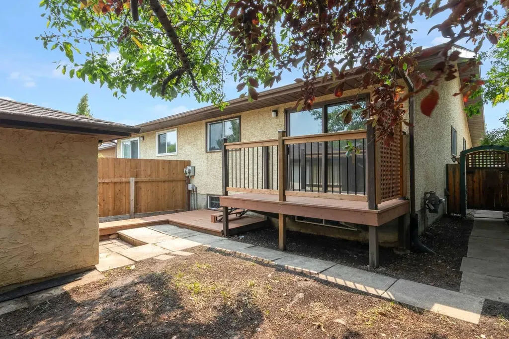26 Edgewood Drive NW Calgary AB T3A 2T4