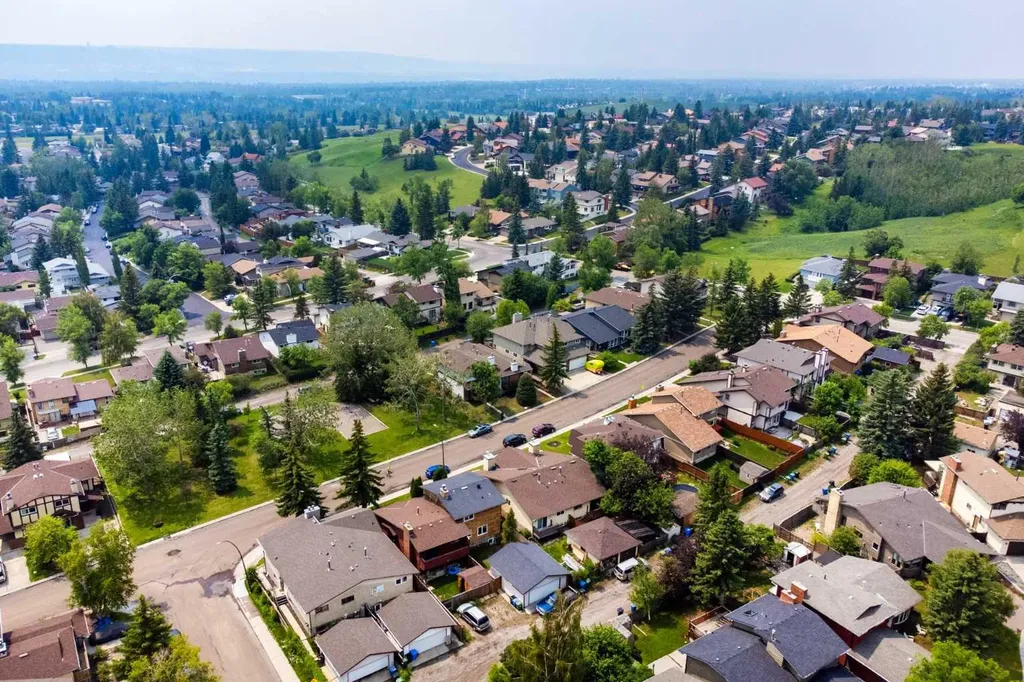 26 Edgewood Drive NW Calgary AB T3A 2T4