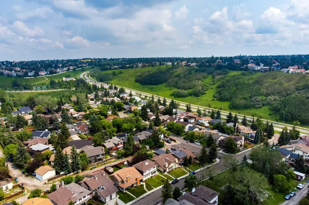 26 Edgewood Drive NW Calgary AB T3A 2T4