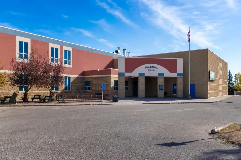 26 Edgewood Drive NW Calgary AB T3A 2T4