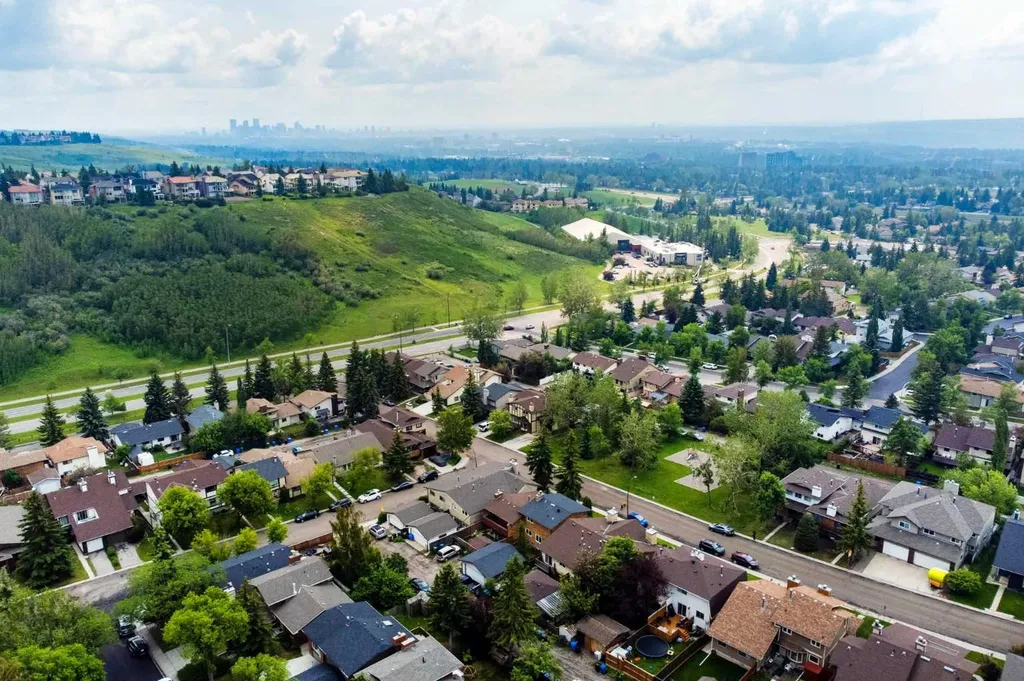 26 Edgewood Drive NW Calgary AB T3A 2T4