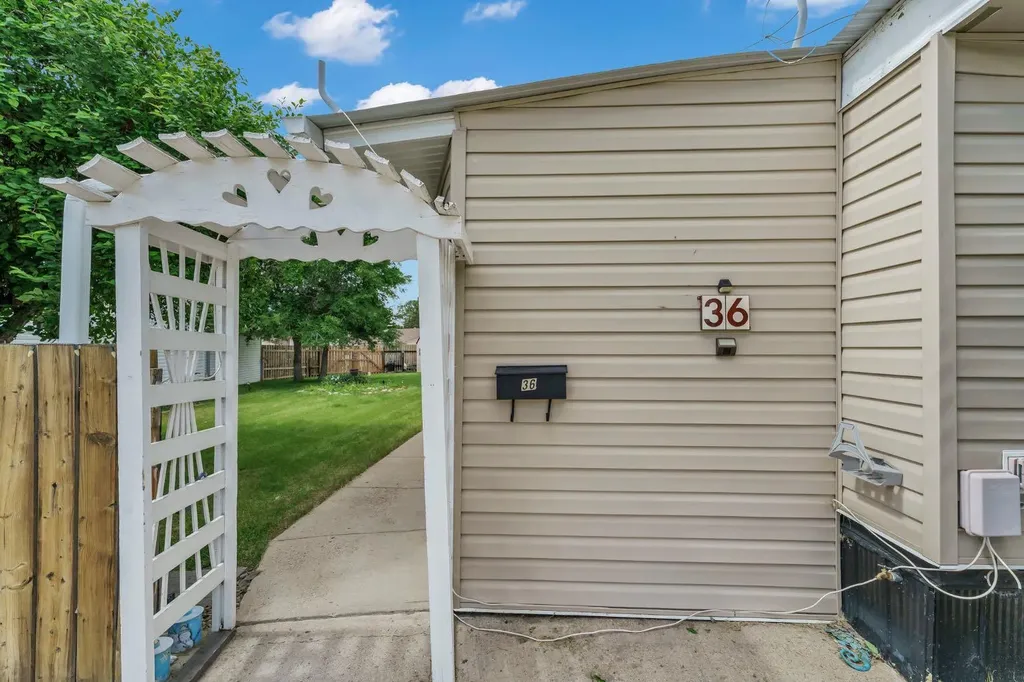 2460 Southview Drive SE Medicine Hat AB T1B 1C8