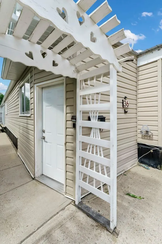 2460 Southview Drive SE Medicine Hat AB T1B 1C8