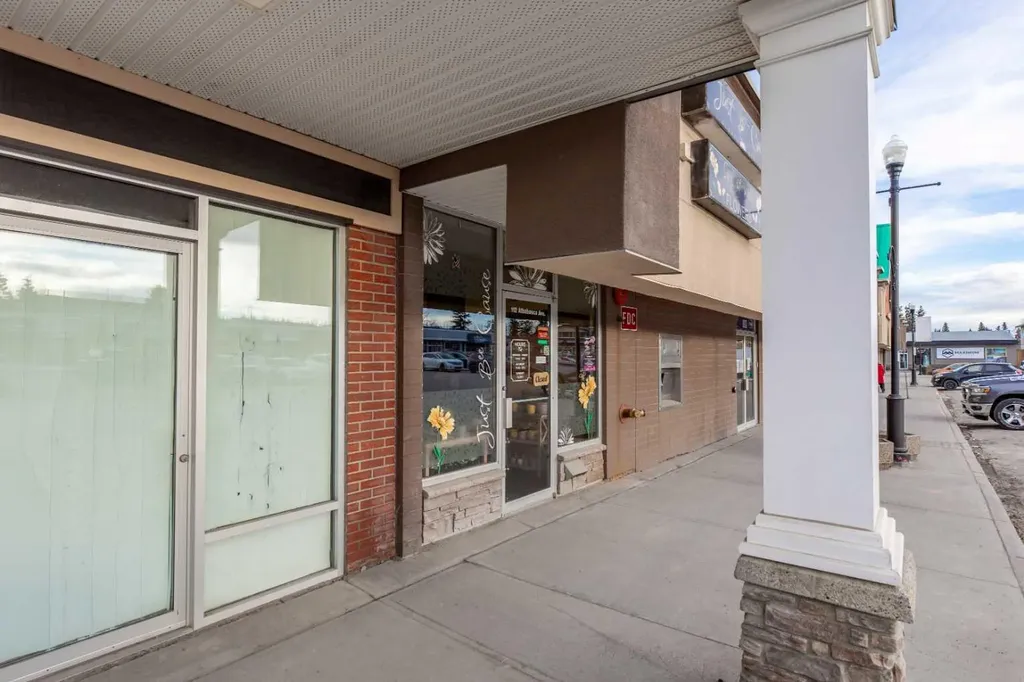 112 Athabasca Avenue Hinton AB T7V2A5
