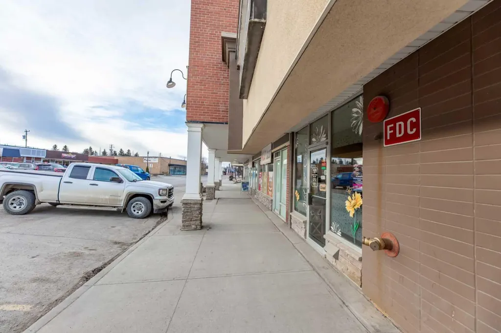 112 Athabasca Avenue Hinton AB T7V2A5