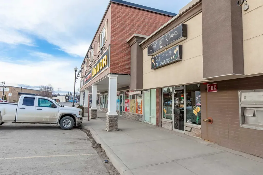 112 Athabasca Avenue Hinton AB T7V2A5