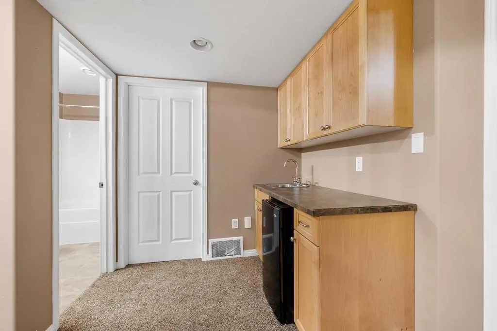 5220 21 Street Lloydminster AB T9V 3G3