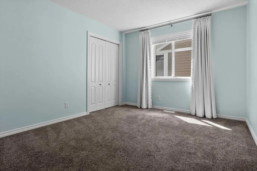 113 Ypres Green SW Calgary AB T2T6M3